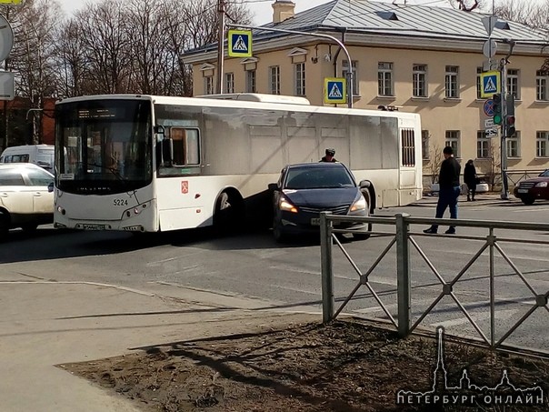 Петергоф, авария на перекрёстке улицы Аврова и Санкт-Петербургского проспекта.