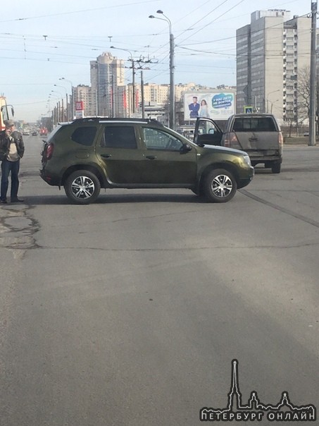 На Маршала Жукова с Петергофским шоссе стукнулись Mazda и Дастер. Стоят прям по середине... движению...