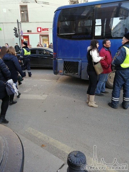 На Невском 126, столкновение автобуса и троллейбуса. Движение в сторону Восстания сильно затруднено.