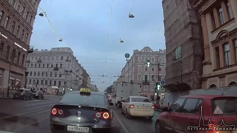 Запись с видеорегистратора аварии на пересечении Невского и Литейного проспектов.