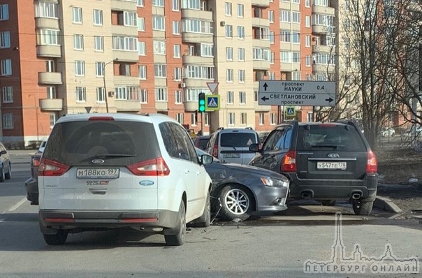 Странная авария на ул.Веденеева, видимо девушка на Mitsubishi врезалась в припаркованную Киа, а заче...