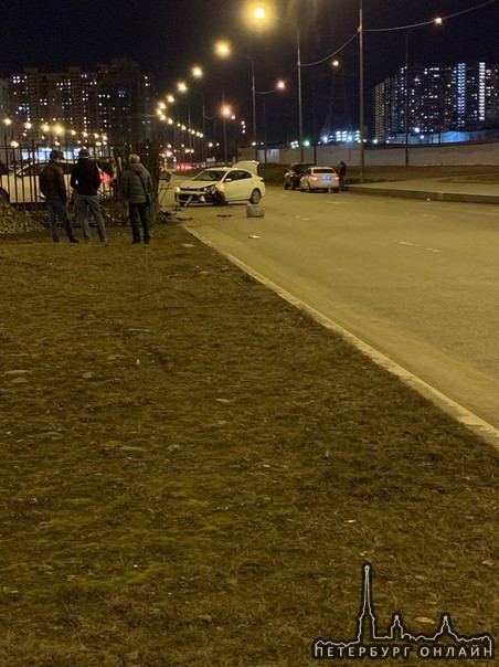 Kia влетела в стоянку на Шуваловском проспекте, службы на месте на стоянке пострадал Audi.