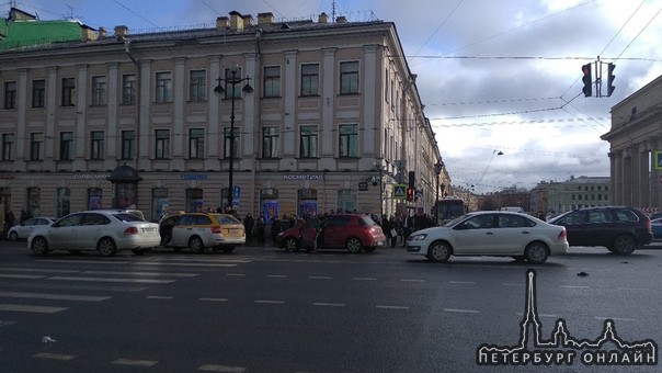 На пешеходном переходе через Невскмй вдоль Грибоедова заняли два левых ряда