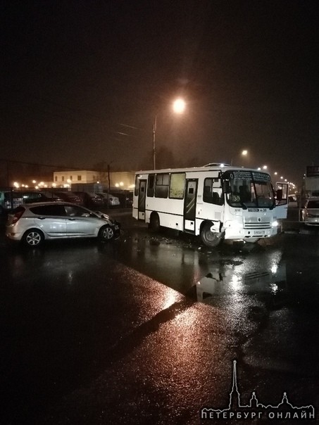 Екатерининский 2, автобус при повороте налево совершил столкновение с солярисом, который двигался со...