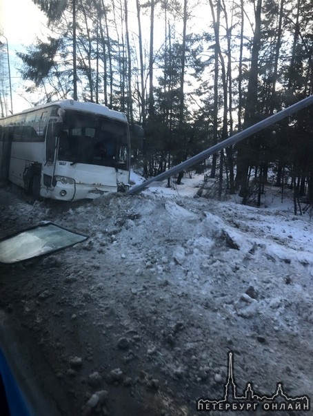 Автобус съехал в сугроб на Приозерском шоссе, недалеко от Игоры...в сторону Приозерска