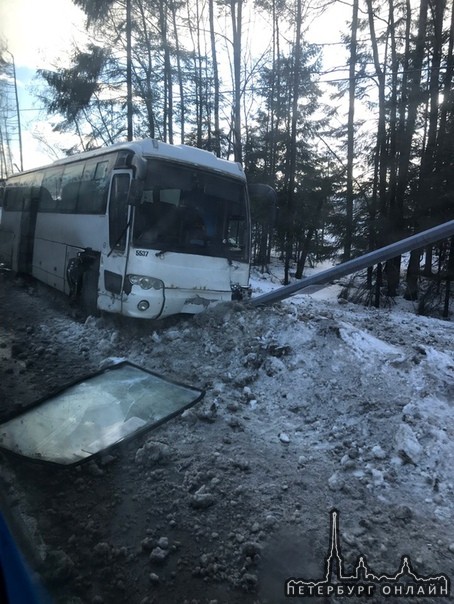 Автобус съехал в сугроб на Приозерском шоссе, недалеко от Игоры...в сторону Приозерска