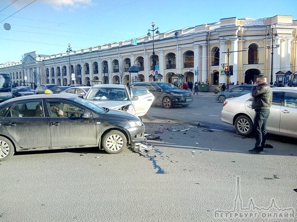 Дтп на Невском и Михайловской ул. Скорая на месте, забрала одного пассажира.