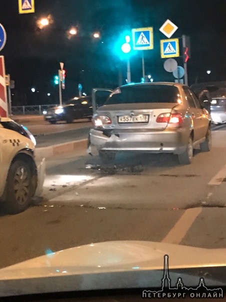 На ул. Уральская, д. 29 у Ленты машина такси врезалась в легковушку.