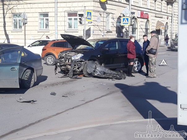 Nissan разбил свой пластик об зад Шкоды на перекрестке Таллинской и Новочеркасского