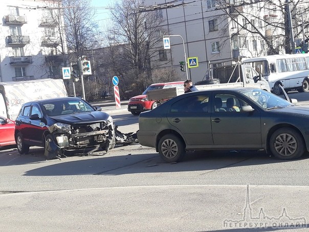 Nissan разбил свой пластик об зад Шкоды на перекрестке Таллинской и Новочеркасского