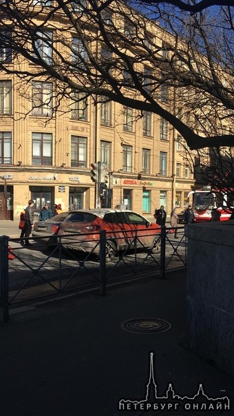 Авария на площади Стачек полностью перекрыла дорогу в центр. Видать товарищи не в курсе что такое ев...