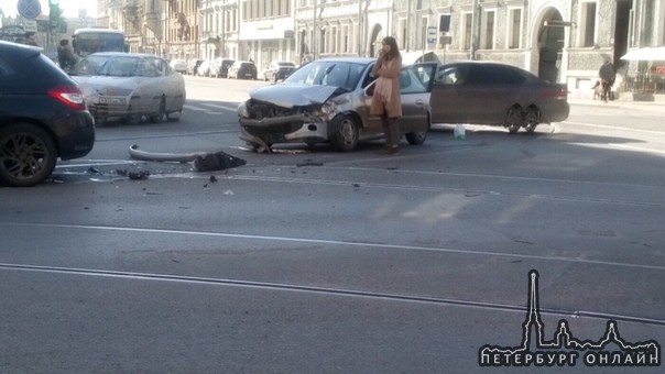 Перекрёсток Садовой и Лермонтовского. Неудачный манёвр привёл к аварии. Трамваи стоят.