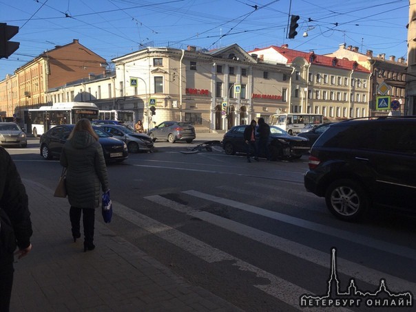 Перекрёсток Садовой и Лермонтовского. Неудачный манёвр привёл к аварии. Трамваи стоят.