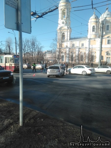 Авария у метро Спортивная на пр. Добролюбова. Трамваи собрались в длинный паровоз.