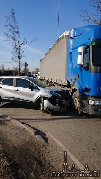 Один Renault не уступил другому Renault на перекрестке Грибакиных и 1-ого Рабфаковского пер.. Проезду меша...