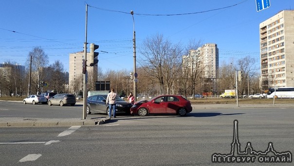 ДТП на пересечении Краснопутиловской и Варшавской улиц. Дама на чёрном Форде проехала на красный и в...