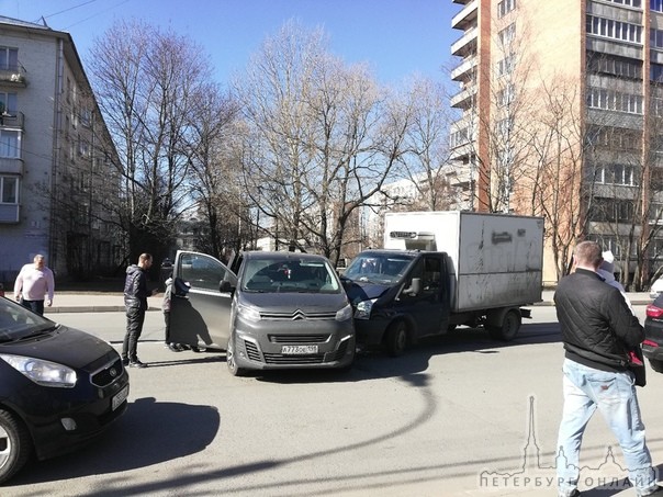 Грузовик врезался в минивэн на Пограничника Гарькавого.