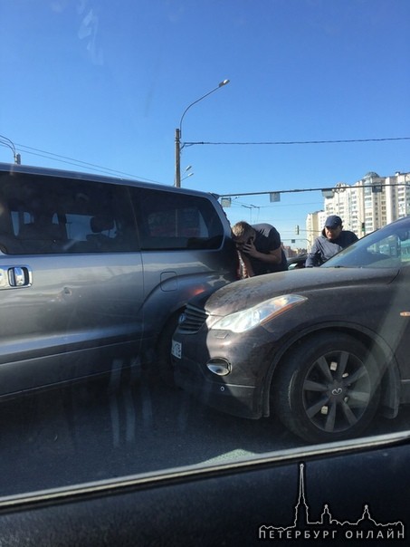 На Кронштадской площади (у автоцентра Петровский). Водители вышли погреться на ☀