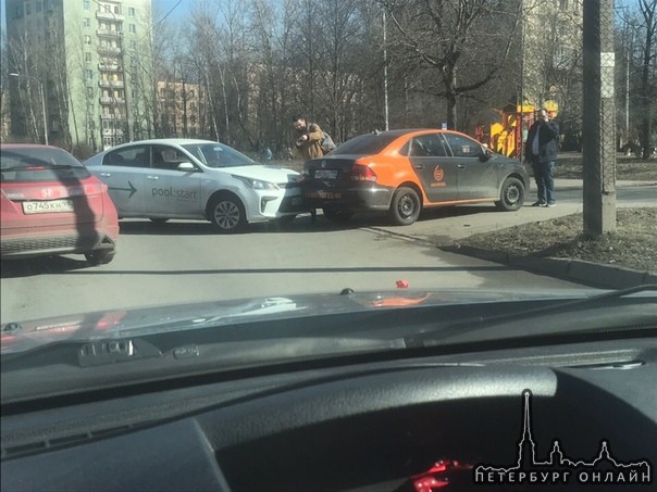 Рядом с метро Ветеранов машина "Ю драйва" врезалась в "Делимобиль" на повороте во двор.