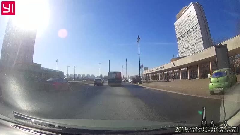 ДТП между Audi А1 и автобусом на площади Победы в 10:42 06.04.2019