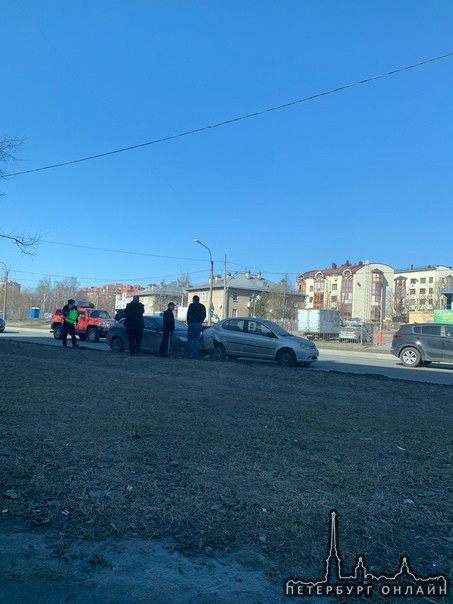 Старенькая Toyota прервала взлет мадам на Ford Фокусе. Парашютная, перед Коломяжским.