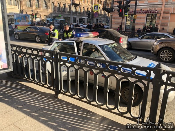 На перекрестке Пестеля и Литейного , таксист уходил от экипажа ДПС. По итогу травмированный пассажир...