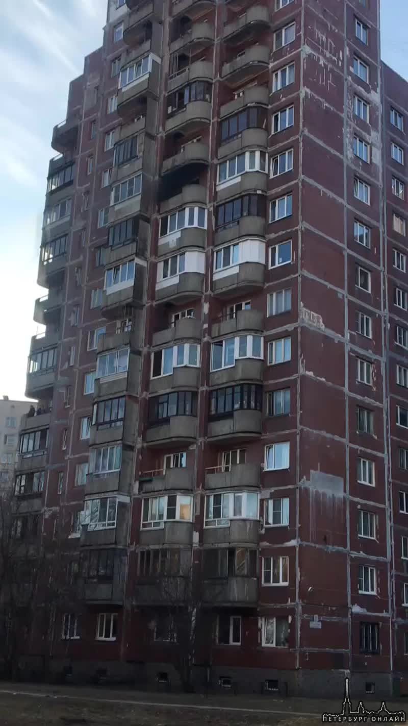 Горит квартира на улице Академика Байкова 13 к2,службы на месте