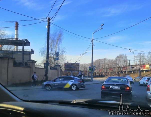 Неприятность на перекрестке Боровой/Рыбинской/Новорыбинской случилась у Ровера и такси.