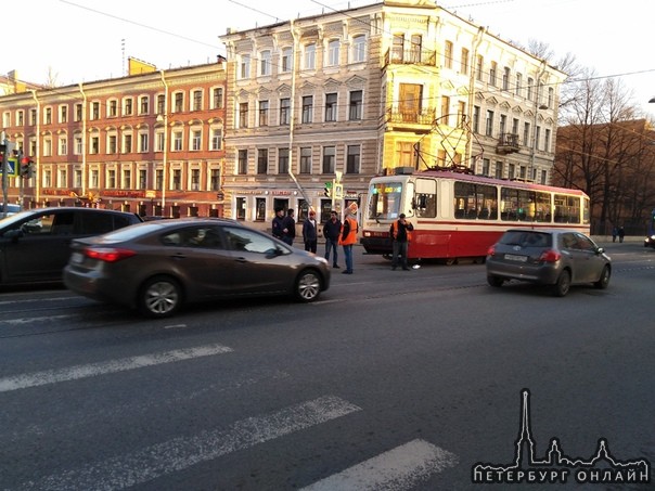 Трамвай догнал Nissan на Старо-Петергофском проспекте.