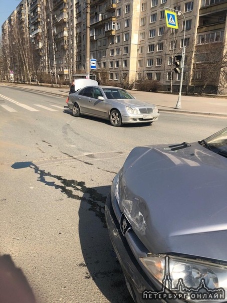5 апреля в 12-20 на пересечении пр. Луночарского и ул. Композиторов произошло дтп между Peugeot 206 и М...