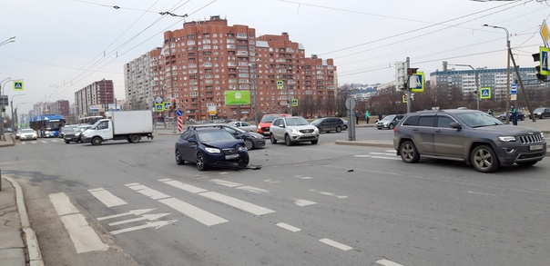 Киа с Hyundai столкнулись на перекрестке Комендантского и Долгоозерной.