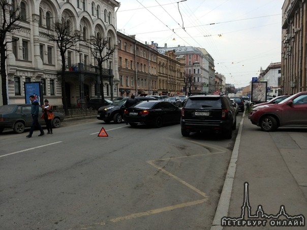 БМВ и Спортейдж не разъехались на улице Чайковского и полностью перекрыли проезд по ней