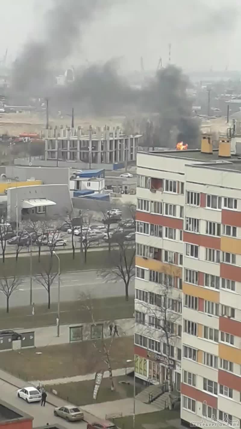 Пожар на стройке у перекрестка М.Жукова и М.Казакова.