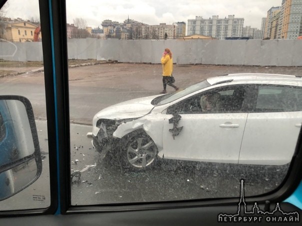 Фиат грузовичек задел девушку на Обводном канале перед Московским пр