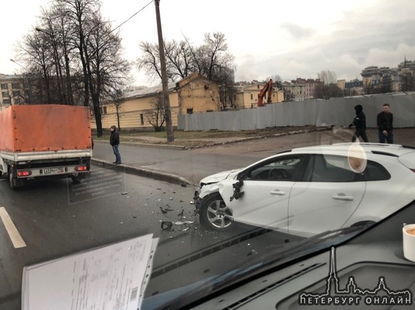 Фиат грузовичек задел девушку на Обводном канале перед Московским пр