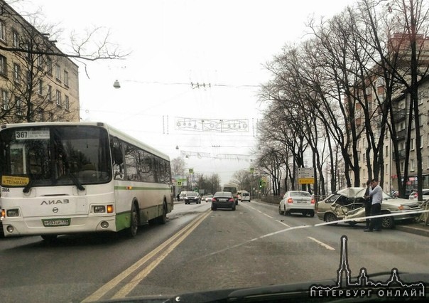 В г.Колпино, на пр. Ленина, почти на выезде четырка и автобус решили выяснить, кто крепче. Автобус п...