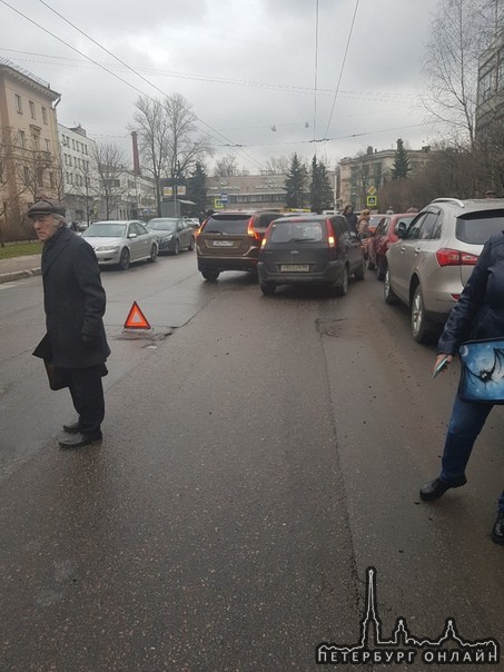 Две автоледи нашли друг друга на ул.Курчатова. Крупногабаритные машины не проедут. Автобусы тоже.