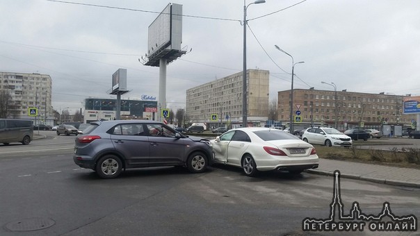 На Народной 3, у ТК "Штрихкод" Крета пошла на таран Мерседеса банан