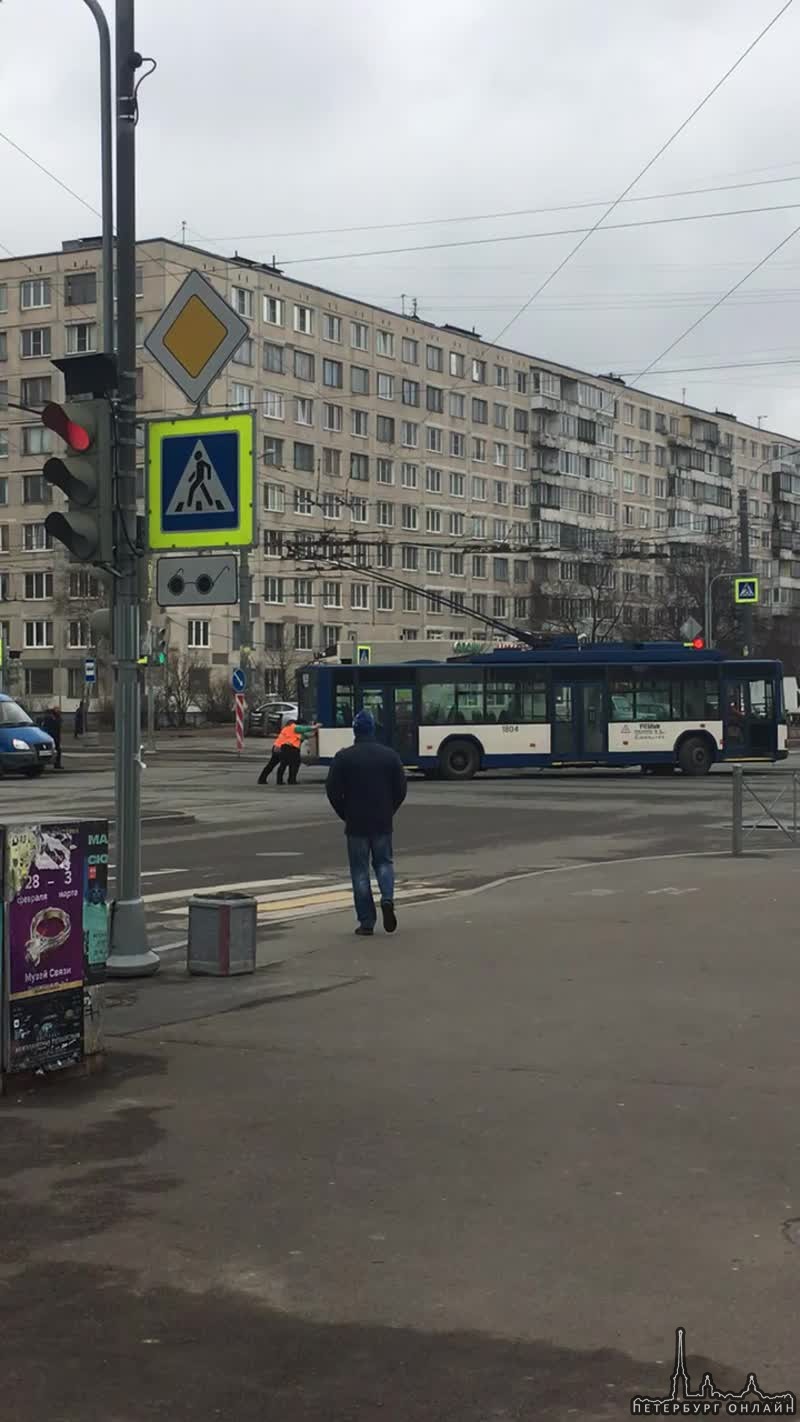 На перекрёсток Будапештской и Ярослава Гашека толкнули троллейбус,