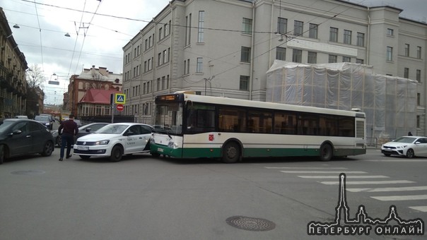 Угол Большой Пушкарской и Введенской улиц на П.С. Яндекс пытался вырезать автобус при повороте на Пу...