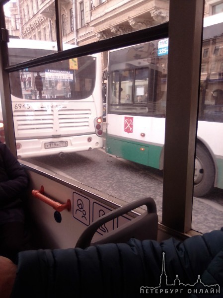Война за пассажиров у 24 с 27 автобусом перед площадью Восстания в сторону Александра Невского