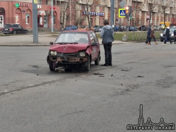 Fiat Dodlo появился на пути у Окушонка на перекрёстке Шлиссельбургского и Прибрежной.