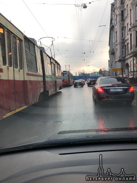 На трамвайных путях по пр. Добролюбова и Мытнинской набережной дтп. Трамваи стоят в сторону Петровск...