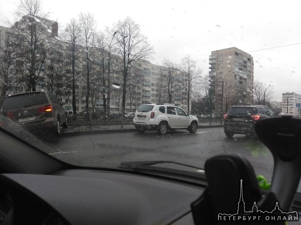 На Софийской улице, в районе дома 28, Volkswagen застрял в заборе, теперь все из-за него грустят в ...