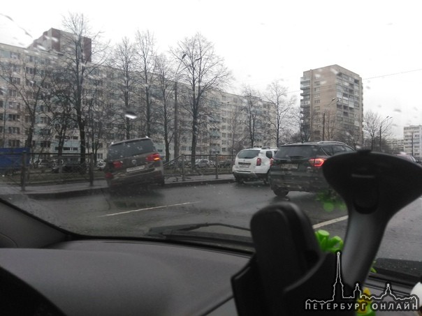 На Софийской улице, в районе дома 28, Volkswagen застрял в заборе, теперь все из-за него грустят в ...