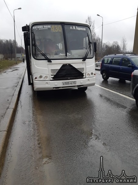 Неадекватный водитель Hyundai Solaris серого цвета подрезал автобус с пассажирами, маршрут 430. Пос...