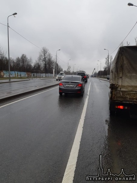 Неадекватный водитель Hyundai Solaris серого цвета подрезал автобус с пассажирами, маршрут 430. Пос...