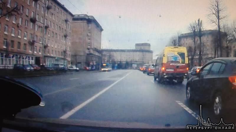 На пр. Стачек перед Комсомольской площадью, белый Hyundai Solaris, не обращая на знак 5.15.6 "Конец ...