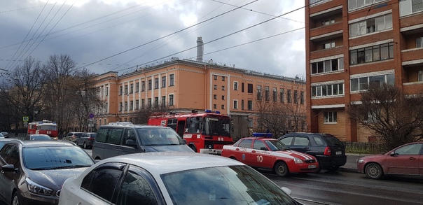 Ул. Мира, д.28, пожар на 3 этаже, три пожарные машины на месте.