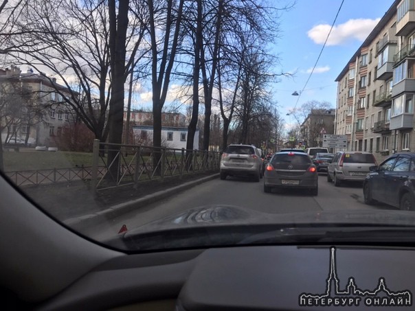 Nissan причалил в Ларгус на улице Академика Шиманского перед Школьной